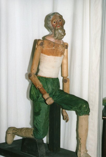 statua durante la fase di restauro